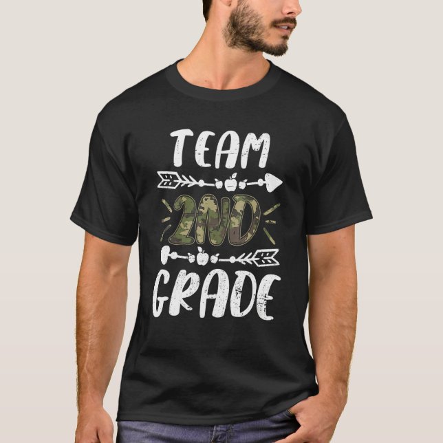 Camiseta Funny Team 2nd Grade Camo Teacher Student Back To  (Frente)