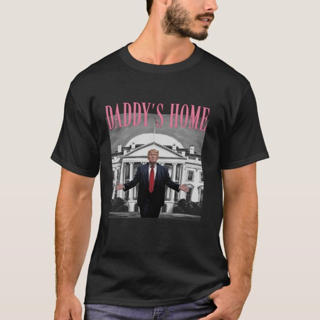 Camiseta Funny Trump Pink Daddys Home Trump 2024 Long Sleev (Frente)