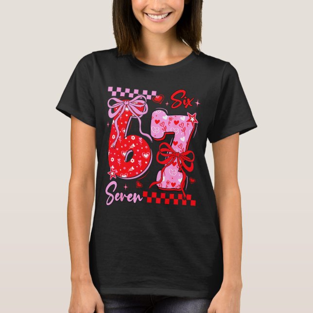 Camiseta Funny Valentine’s Day 67 Meme 6 7 Valentine Bow He (Frente)