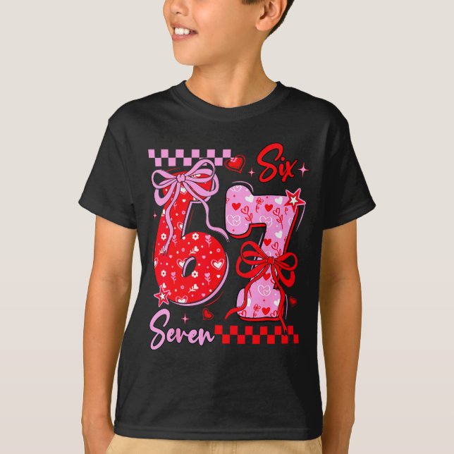Camiseta Funny Valentine’s Day 67 Meme 6 7 Valentine Bow He (Frente)