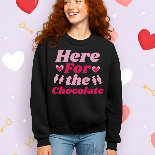 Camiseta Funny Valentine’s Here for the Chocolate (Criador carregado)