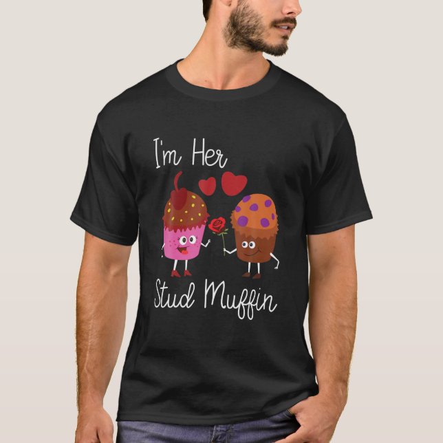 Camiseta Funny Valentine's Day I'm Her Stud Muffin Couples (Frente)