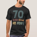 Camiseta Funny Vintage 70 Birthday<br><div class="desc">Uma ideia de presente de excelente aniversário para homens e mulheres que sabem que parecem excelentes à medida que envelhecem! Um presente de gag de aniversário engraçado para sua mãe,  pai,  vovó,  avô,  irmão ou amigo.</div>