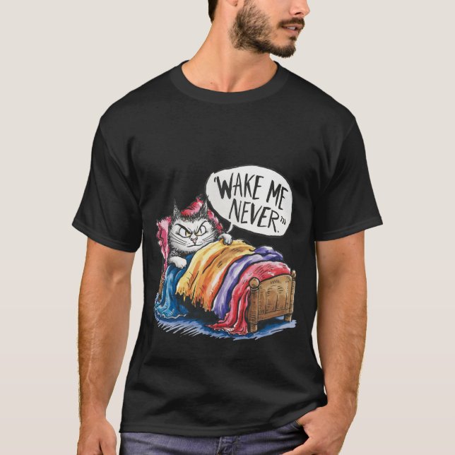 Camiseta Funny "Wake Me Never" Grumpy Sleeping Cat 🛌🐈‍⬛ (Frente)