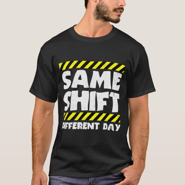 Camiseta Funny Work Meme - Same Shift Different Day - Facto (Frente)