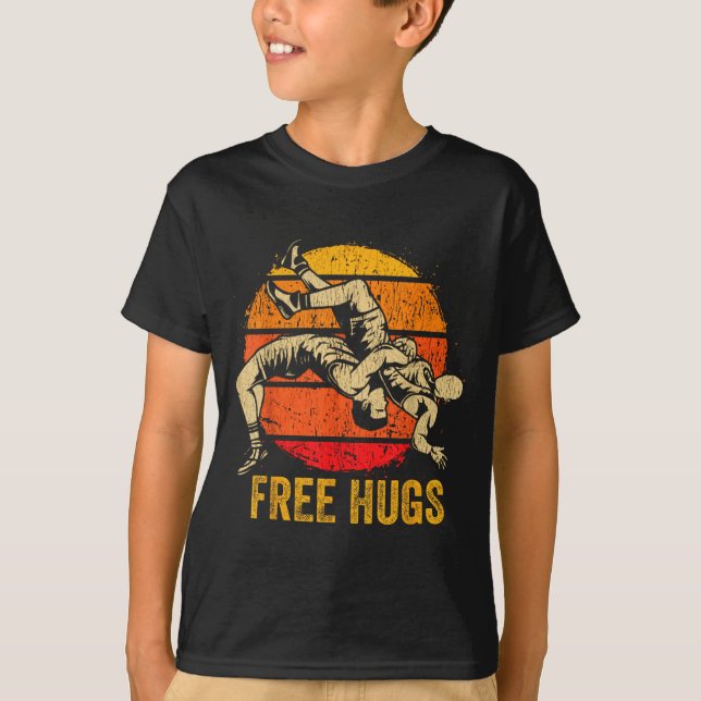 Camiseta Funny Wrestling Hugs Wrestling Mom Men Boys Kids  (Frente)
