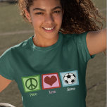 Camiseta Futebol de Paz<br><div class="desc">Quer você seja uma mãe de futebol ou um profissional de futebol, você vai adorar esta camisa de futebol de mulheres legal. Futebol do Peace Love decorado com um sinal verde de paz, coração, e uma bola de futebol por um ávido fã ou um incrível jogador de futebol. Peça um...</div>