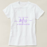 Camiseta Futura Sra. Chic Script Nome Personalizado Noiva<br><div class="desc">Futura Sra. moderna e elegante t-shirt personalizada com o texto Sra em roxo brilhante caligrafia elegante. Basta adicionar o nome de casada da noiva e o presente perfeito para o chá de noiva está pronto para você dar. Exclusivamente projetado para você pelo Happy Dolphin Studio.</div>