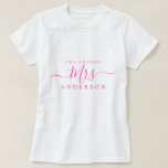 Camiseta Futura Sra Chic Script Nome Personalizado Noiva<br><div class="desc">Futura Sra moderno e elegante camiseta com o texto Sra em rosa neônio elegante caligrafia. Basta adicionar o nome de casada da noiva e o presente de chá de panela perfeito está pronto para você dar. Exclusivamente projetado para você pelo Happy Dolphin Studio.</div>