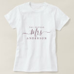 Camiseta Futura Sra Chic Script Nome Personalizado Noiva a<br><div class="desc">Futura Sra moderna e elegante t-shirt com nome personalizado com o texto Sra em burgundy caligrafia elegante. Basta adicionar o nome de casada da noiva a ser e o presente perfeito para o chá de noiva está pronto para você dar. Exclusivamente projetado para você pelo Happy Dolphin Studio.</div>
