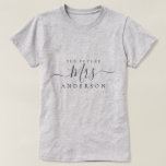 Camiseta Futura Sra. Roteiro Nome Personalizado Noiva a ser<br><div class="desc">Futura Sra. camiseta personalizada moderna com o texto Sra. em caligrafia elegante preta. Basta adicionar o nome de casada da noiva e o presente perfeito para o chá de noiva está pronto para você dar. Exclusivamente projetado para você pelo Happy Dolphin Studio.</div>