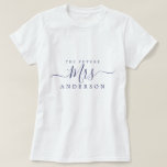 Camiseta Futura Sra. Roteiro Nome Personalizado Noiva a ser<br><div class="desc">Futura Sra. camiseta moderna e elegante com o texto Sra. em azul marinho em caligrafia elegante. Basta adicionar o nome de casada da noiva e o presente perfeito para o chá de noiva está pronto para você dar. Exclusivamente projetado para você pelo Happy Dolphin Studio.</div>