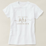 Camiseta Futuro Nome Personalizado do Script de Chic para s<br><div class="desc">Futuro,  camiseta personalizada da Sra. moderna e na moda com o texto Sra. em caligrafia elegante. Basta acrescentar o nome casado da noiva para ser e o presente perfeito para o chá de panela está pronto para você dar. Desenvolvido exclusivamente para você pelo Happy Dolphin Studio.</div>
