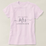 Camiseta Futuro Nome Personalizado Roteiro Sra. Futura Noiv<br><div class="desc">Futuro Sra. moderno nome personalizado camiseta rosa com o texto Sra. em preto caligrafia elegante. Basta adicionar o nome de casada da futura noiva e o presente perfeito para o chá de noiva está pronto para você dar. Exclusivamente projetado para você pelo Happy Dolphin Studio.</div>