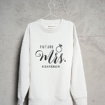 Camiseta Futuro Sra. Bride, Noivado Fiancé - Personalizada<br><div class="desc">Futura Sra. Bride, Noivado Fiancé Dando um suéter personalizado. Esta camisa faz um belo presente para a noiva brilhante a ser! Esta camisola acolhedora e na moda apresenta as palavras "A futura Sra." na frente, permitindo-lhe mostrar orgulhosamente o seu novo apelido. O que torna esta camisola verdadeiramente especial é a...</div>