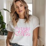 Camiseta Futuro Sra. | Noiva<br><div class="desc">Este design do casamento apresenta um texto elegante "A futura Sra." em tipografia rosa. Projetado pelo Evco Studio www.zazzle.com/store/evcostudio #noiva #casamento #mrs #roupas #roupa #presentes #nofiança #noivado #casado #casado #casamento #elegante #na moda #moderna #tendências #estilo #design #designer #popular #bestseller #bestseller</div>