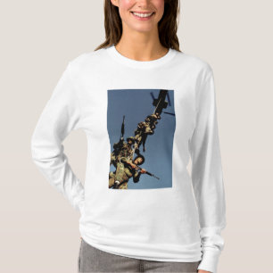 Camiseta Fuzileiros navais em um SPIE RIG. um dispositivo d