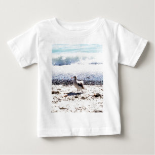 Camiseta gaivota perto do oceano na foto da praia