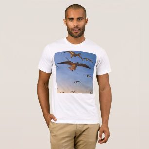 Camiseta Gaivotas Na Arte De Contorno Preta De Voo