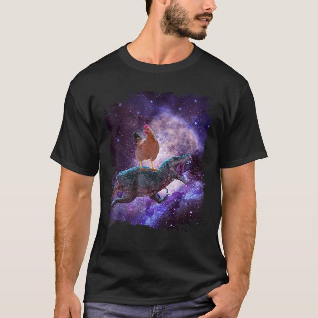 Camiseta Galinha Andando Dinossauro No Espaço Arco-Íris T C (Frente)