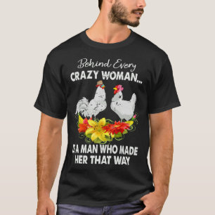 Camiseta Galinha Por Trás De Todas As Mulheres Loucas