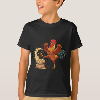 Camiseta Galo Louco Chutando Grão Galinha Fazenda Engraçada