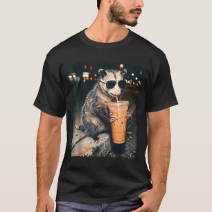 Camiseta Gambá bebendo café gelado meme engraçado gambá hom