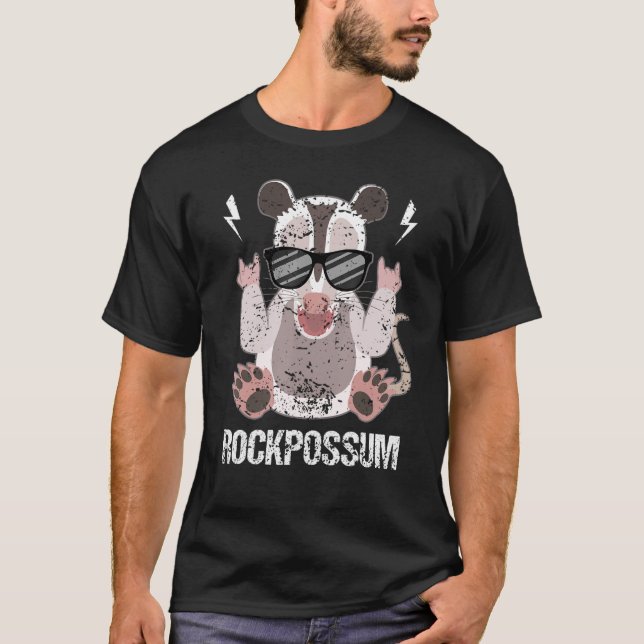 Camiseta Gambá Rockpossum Com Óculos de Sol Mostra Sinal de (Frente)