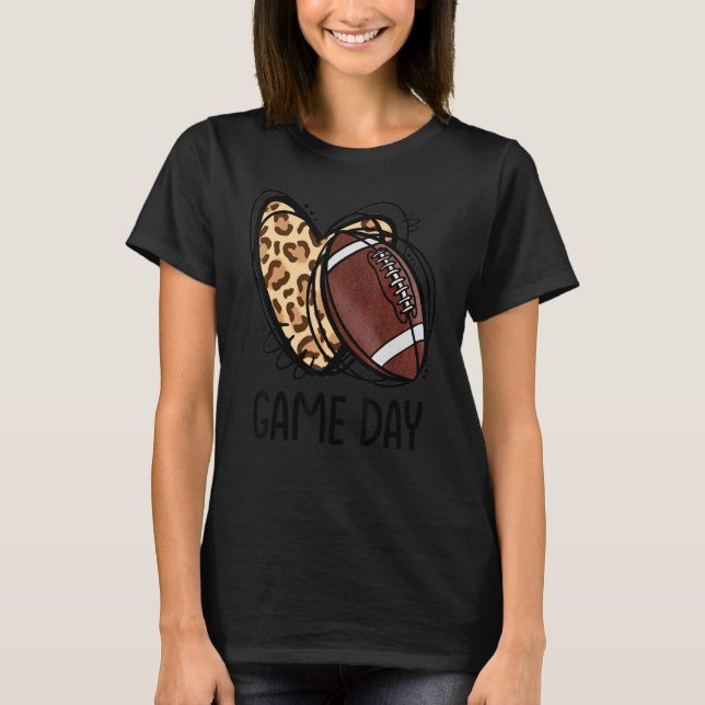 Camiseta Game Day Leopard Football Love Heart Football Mom  (Frente)