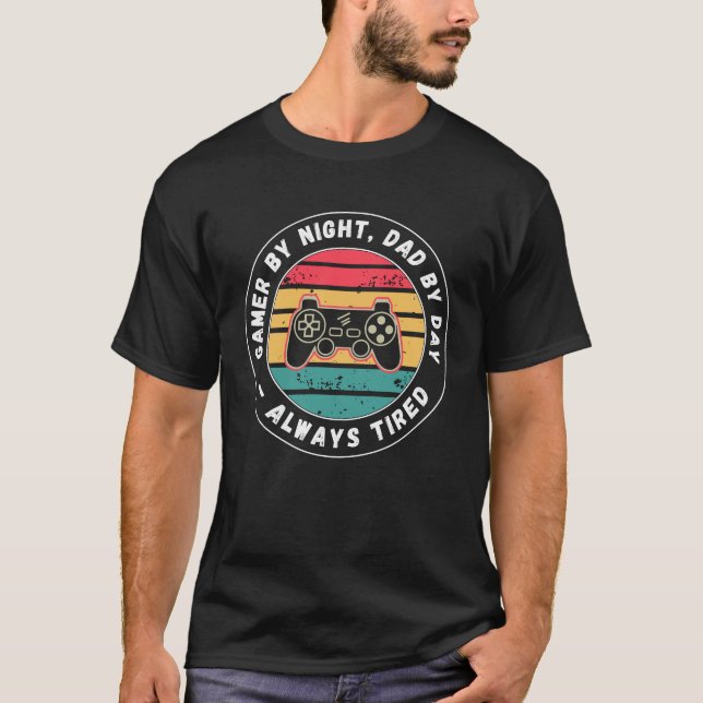 Camiseta Gamer by Night Pai por Day Tired Funny Pai Cotação (Frente)