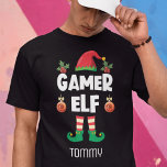 Camiseta Gamer elf brinca irônico nome da família natalícia<br><div class="desc">Esta divertida t-shirt do próprio jogador autoirônico, que faz parte de uma coleção de roupas do elf da família que combina com presentes para cada membro da família, vai ajudá-lo a entrar no clima de férias. Perfeito para qualquer reunião de família de Natal, esta t-shirt apresenta um bonitinho chapéu de...</div>