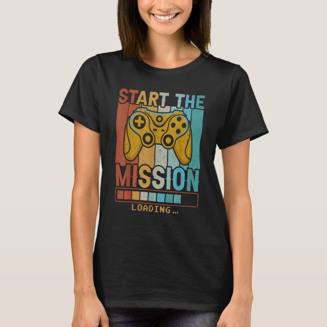 Camiseta Gaming   Strat the Mission Loading Retro Video Gam (Frente)