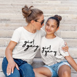 Camiseta Gang Garota | Na moda Moderno Poder Feminista<br><div class="desc">Simples,  "gang de raparigas" na moda cita a camiseta feminina na tipografia moderna e minimalista da escrita em preto para celebrar mulheres e poder feminino! Perfeitamente versátil para o dia a dia,  uma festa de solteira ou uma combinação fofa para mãe e filhas,  irmãs e amigos!</div>