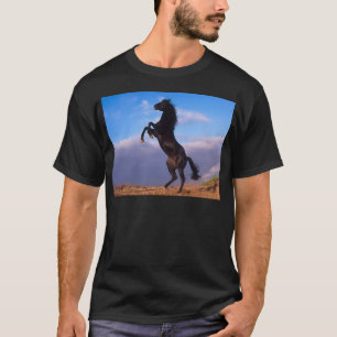 Camiseta Garanhão preto selvagem que eleva o cavalo