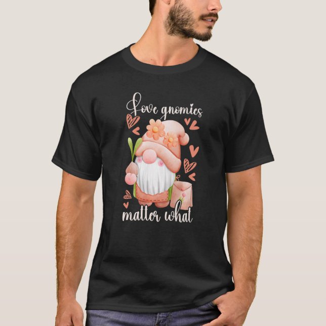 Camiseta Garden gnome with onion garden gnome hearts (Frente)