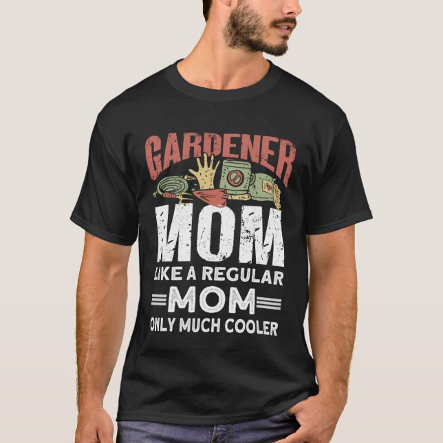 Camiseta Gardener Mom Like A Regular Mom Only Much Cooler   (Frente)