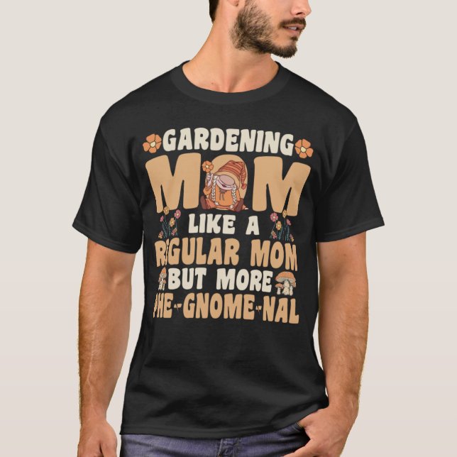 Camiseta Gardening Mom with Gnomes (Frente)