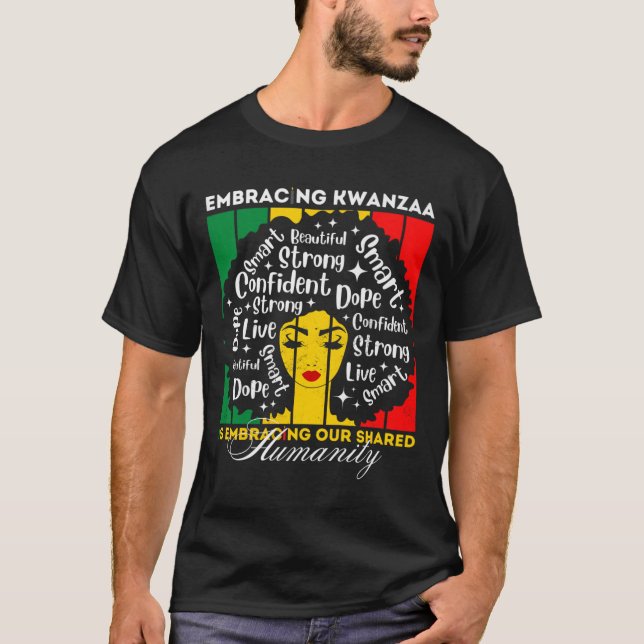 Camiseta Garota Afro Que Abraça Kwanzaa É Nossa Humanidade  (Frente)