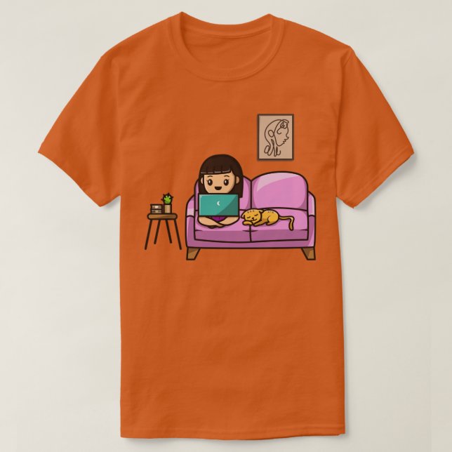 Camiseta Garota Bonita Trabalhando Em Laptop Com Cartografi (Frente do Design)
