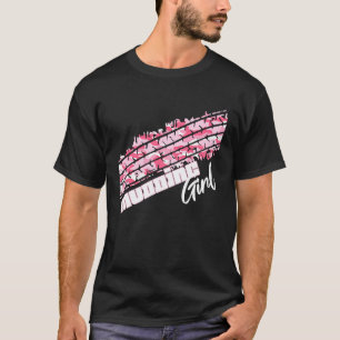 Camiseta Garota Camuflada em Caminhão de Lama