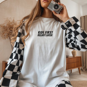 Camiseta Garota de bicicleta retrô Ironia preta
