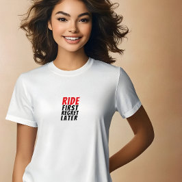 Camiseta Garota de bicicleta retrô Ironia preta vermelha