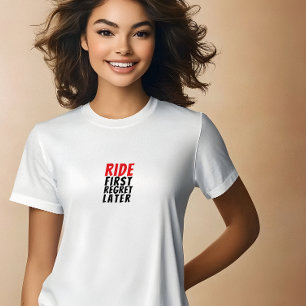 Camiseta Garota de bicicleta retrô Ironia preta vermelha