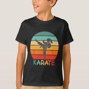 Camiseta Garota de Karate Design de Pôr do Sol Retrô com Cr