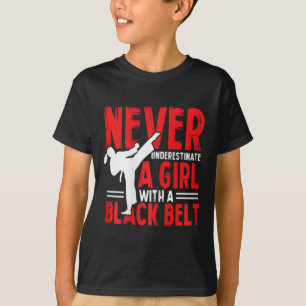 Camiseta Garota de Karatê Feminino Nunca Subestime Uma Garo