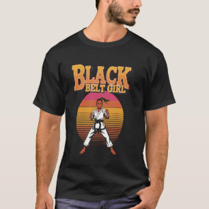 Camiseta Garota Faixa Preta Desenho de Chute de Artes Marci