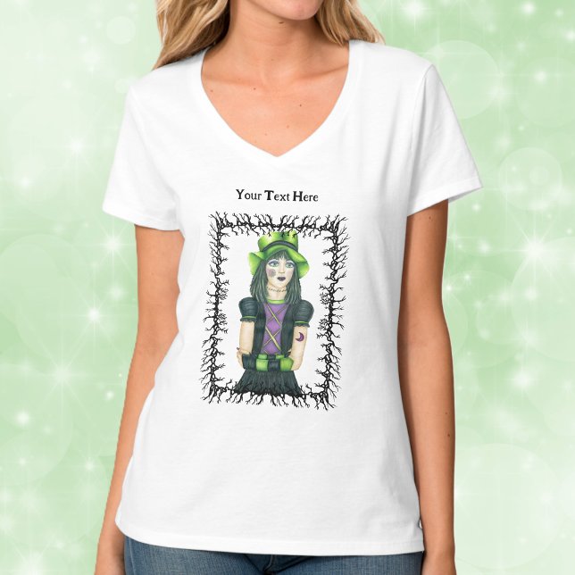 Camiseta Garota gótico de Chapéu Verde Tatuagens Barbed Bla (Pretty Goth girl green hat tattoos framed in black barbed branches on woman's tee shirt.)