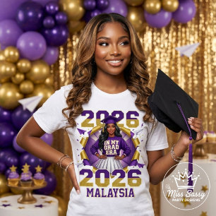 Camiseta Garota Negra Graduada Era 2026 Roxo Dourado