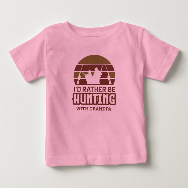Camiseta Garotas com quem eu preferiria caçar com o vovô   (Frente)