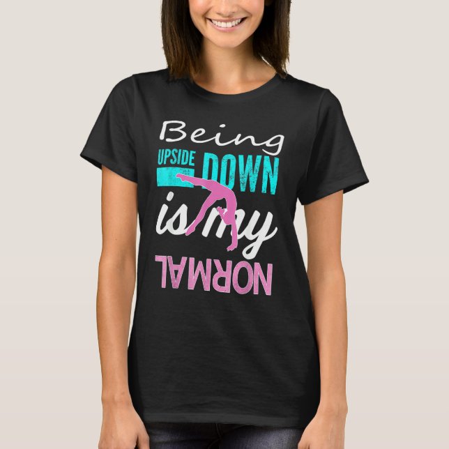 Camiseta Garotas Engraçadas De Volta É Minha Ginástica Norm (Frente)